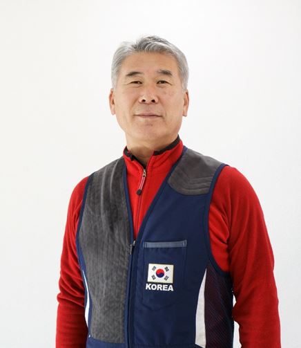 공단 사격팀 감독에서 사격국가대표 총감독으로 선임된 조현진 감독의 모습입니다.